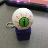 Llavero con botón de voz y luz de ojo de fantasma para Halloween, colgante para mochila, juguete antiestrés