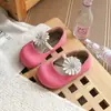 Zapatos Mary Jane brillantes de suela blanda para niños 2026 con dulces diseños florales, zapatos de cuero estilo bosque para niñas primavera-verano
