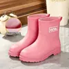 Nuevas botas de lluvia para mujer estilo coreano, engrosadas, resistentes al desgaste, impermeables y antideslizantes, con forro adicional de algodón para mayor calidez, perfectas para otoño e invierno, y con un diseño de media caña a la moda