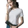 Camiseta blanca sencilla y versátil de verano con cuello inclinado y textura.