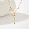 Colar Dourado Fino Ajustável com Pingente Borboleta Vazada em Formato Y e Flor de Madrepérola com Trevo de Quatro Folhas Borboleta Única