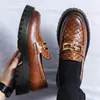 Zapatos de hombre con hebilla grande transfronterizos, zapatos brogue derby brillantes de suela gruesa estilo coreano para aumentar la altura, zapatos de cuero para hombre de comercio exterior para dropshipping