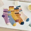 Calcetines nuevos para mujer de otoño e invierno hasta la pantorrilla, que absorben la humedad, transpirables, de colores combinados, calcetines de recuperación, deportivos, antideslizantes, a rayas, de color de contraste