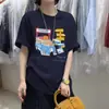 Camiseta Redonda de Manga Curta Plus Size para Mulheres, Novo Estilo Verão 2026, Design Emagrecedor para Mulheres Curvilíneas, Top Estampado Único