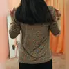 Camiseta base de manga larga con cuello redondo y estampado en relieve plateado para mujeres de mediana edad, adelgazante de otoño, que favorece la figura y reduce la edad, top casual