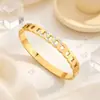 Pulsera de cadena de acero de titanio incrustada con diamantes, diseño hueco de lujo ligero, pulsera de nicho, versátil, no se decolora, accesorio para el día a día