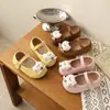 Zapatos Nuevos de Primavera 2026 para Niñas con Dibujo de Gato y Suelas Suaves, Zapatos de Moda para Niños, Zapatos Versátiles para Bebé con Velcro para Uso en Exteriores