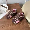Tênis da moda para meninas 2026 novo modelo primavera e outono infantil sola macia versátil para atividades ao ar livre sapatos de treino alemães para meninas pequenas e bebês