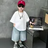 Conjunto de Verão Cool e Estiloso Estilo Coreano para Meninos 2026 Nova Camiseta de Manga Curta Infantil Conjunto Casual de 2 Peças Streetwear da Moda para Crianças
