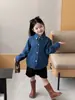 Chegada Nova Outono 2026 Estilo Coreano Roupas Infantis Meninas Punk Estilo Britânico Jaqueta Jeans Elegante Gola Reversível Camisa Jeans