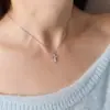 Exquisito Mini Colgante de Cruz de Nácar Europeo y Americano Cadena para Clavícula Elegante Versátil de Acero de Titanio para Mujer Lujo Accesible de Alta Gama