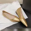 Chegada nova estilo francês de bico fino, saltos agulha da moda, elegantes e versáteis, perfeitos para o trabalho, sapatos baixos de calçar para mulheres.