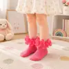 Venta Directa de Fábrica Calcetines de Encaje con Pompón para Baile de Niñas Calcetines Cortos Nuevos Cómodos Calcetines Lindos para Bebé Múltiples Colores Disponibles