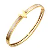 Anillo de Acero Inoxidable con Forma de Concha en V Europeo y Americano Diseño de Nicho Femenino Sentido de Diseño Estilo Frío Simple Todo Fósforo Traje de Pulsera Transfronterizo