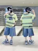 Conjunto de Verão da Moda para Meninos Marca Roupa Shorts Jeans de Manga Curta Conjunto de Duas Peças para Crianças Mais Velhas Estiloso Estampa de Letras Estilo Esportivo de Verão