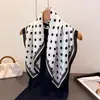 Pañuelo pequeño cuadrado de algodón y lino con estampado paisley en blanco y negro para mujer, adecuado para primavera, otoño e invierno, pañuelo para el cuello