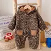 Mono de estilo coreano con estampado de leopardo para bebé, prenda exterior gruesa de forro polar para otoño e invierno, mameluco cálido con capucha para bebés y niños pequeños