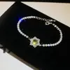 Pulsera de flor redonda con cierre de circonita, lujo ligero, alta gama, pulsera exquisita con un diseño elegante, versátil y a la moda, venta al por mayor