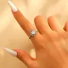 Anillo de Acero Inoxidable Dorado de Moda Europea y Americana para Mujer, Lujo Ligero de Gama Alta Chapado en Oro de 18K Sol Versátil Anillo Abierto