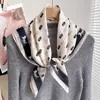 Pañuelo pequeño cuadrado de algodón y lino con estampado paisley en blanco y negro para mujer, adecuado para primavera, otoño e invierno, pañuelo para el cuello