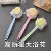 Cepillo de baño de doble cara, mango largo y cerdas suaves para frotar, masaje de espalda y exfoliación - un cepillo de baño y bola exfoliante 2 en 1