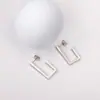 Nuevos pendientes de acero de titanio de otoño estilo retro nicho clásico geométricos cuadrados huecos incrustados con diamantes pendientes de estilo igual al de la celebridad de internet venta al por mayor