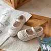 Sandálias Infantis 2026 Verão Novo Estilo Sapatos Fechados Vazados Respiráveis para Meninas Tamancos de Praia para Meninas Sapatos de Bebê