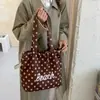 Bolsa de Lona con Lunares Estilo Coreano Ins para Mujer 2026 Nueva Bolsa Tote Grande con Letras Versátil para el Trabajo Bolsa de Hombro