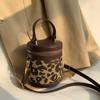 Bolsa feminina com estampa de leopardo, nova bolsa estilo balde portátil, estilo coreano, moderna, transversal, cilíndrica, inverno 2022