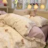 Conjunto de cama de quatro peças em tecido escovado, 100% algodão, espessado, incluindo um lençol com elástico de algodão puro, uma fronha decorativa e um conjunto de três peças para quartos de dormitório, adequado para outono e inverno