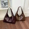 Bolsa de mão personalizada com tachas estilo coreano transfronteiriça para mulheres, nova bolsa de ombro tote de nicho 2026, bolsa de mão vazada