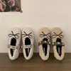 Sapatos Mary Jane com Laço de Strass e Pelo para Mulheres Outono e Inverno 2025 Novos Sapatos Baixos de Boca Rasa Forrados com Lã Vermelhos