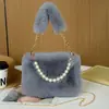 Bolsa de Ombro Pelúcia Versátil de Grande Capacidade, Nova Moda Transfronteiriça, Corrente de Pérolas sob o Braço, Alta Qualidade, Bolsa Peluda para Estudantes