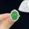 Anel de cabochão verde escuro cravejado de diamantes, uma peça luxuosa e elegante para mulheres, adequado para banquetes, joia de jade versátil e luxuosa