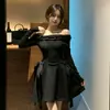 Elegante vestidito negro con un diseño francés de hombros descubiertos, un vestido negro que ciñe la cintura para cumpleaños y ocasiones especiales