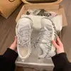 Sapatos casuais respiráveis de malha com solado grosso estilo retrô e color-blocking da moda para mulheres, novos tênis leves para caminhada outono 2026