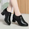 Zapatos de cuero de tacón medio para mujer estilo británico, nuevo modelo otoño 2026, cuero suave, cómodos, antideslizantes, resistentes al desgaste, zapatos que aumentan la altura para madres