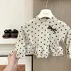Conjunto de Outono para Meninas Roupas Infantis Coreanas Conjunto de Duas Peças para Bebê Menina Top com Laço e Bolinhas Estilo Moderno e Tendência Calça de Couro Conjunto de Duas Peças Tendência