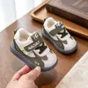 Sapatos de caminhada macios em couro com blocos de cor para bebês meninos, sapatos macios com velcro para bebês meninas, tênis com sola que acende para bebês e crianças pequenas