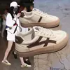 Sapatos Brancos de Verão Chiques Sapatos de Solado Primavera e Verão Respiráveis Sapatos Retro Femininos Femininos 2025 Espessos Novos Esportivos Casuais