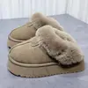 Populares pantuflas peludas de suela gruesa para mujer, nuevo estilo invierno 2026, adecuadas para usar al aire libre en el noreste de China, con tacón elevado, puntera cerrada y pantuflas gruesas de algodón forradas de felpa