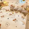 Novo conjunto de cama de quatro peças em veludo de leite espesso, com estampas de desenhos animados fofos, uma capa de edredom e lençol macios e confortáveis, adequado para estudantes e perfeito para o inverno