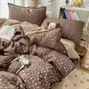Juego de ropa de cama de cuatro piezas de algodón acolchado estilo ins Clase A con bordes festoneados, funda de edredón de gasa de doble capa, juego de tres piezas para dormitorio, funda de edredón engrosada de otoño