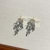 Novos brincos de borla de folha de metal da moda, brincos longos e leves de luxo elegantes, brincos de nicho, estilo frio, brincos de alta qualidade