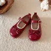 Sapatos vermelhos de couro para meninas, nova coleção de outono 2026, sapatos de princesa infantis, sapatos de verniz para meninas pequenas, perfeitos com vestidos, sola macia, estilo primavera