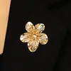 Colección de Broches de Flor de Metal de Lujo Ligero Estilo Francés, Pin de Flor Hueca Esmaltada con Perlas, Accesorios Anti-Exposición al por Mayor
