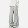 Calça casual atlética longa masculina, corte reto, perna larga, caimento solto, fluido, barra curva, costura contrastante, cor preta, tendência da moda masculina