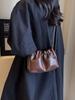 A bolsa plissada pequena popular deste ano para mulheres 2023 nova outono e inverno retrô versátil bolsa mensageira de corrente bolsa balde fashion