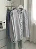 Camisa artística de listras verticais de manga comprida para mulheres, nova série de cores vintage de outono, camisa modeladora e estilosa, jaqueta casual versátil