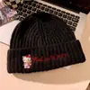 Gorro de punto rosa de Hello Kitty para mujer, lindo gorro de lana bordado de gato, engrosado y cálido con protección para las orejas para el invierno
